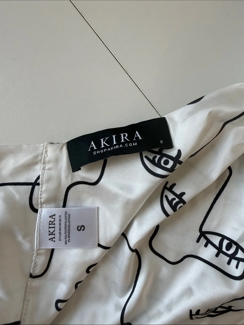 AKIRA White & Black Abstract Print Bandana Bib